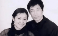 蹲正在悬崖边跟工做人员比划：“这处所能办婚